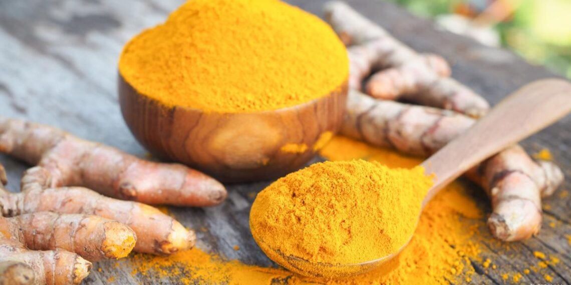 فوائد الكركم للشعر مع الحناء