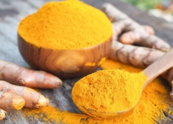 فوائد الكركم للشعر مع الحناء