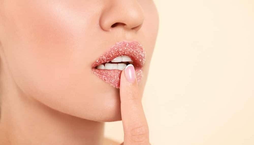 وصفات طبيعية لمعالجة تشقق الشفاه