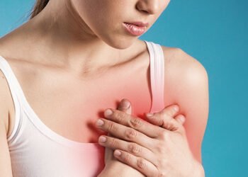 هل الورم الليفي في الثدي يسبب ألم في الإبط