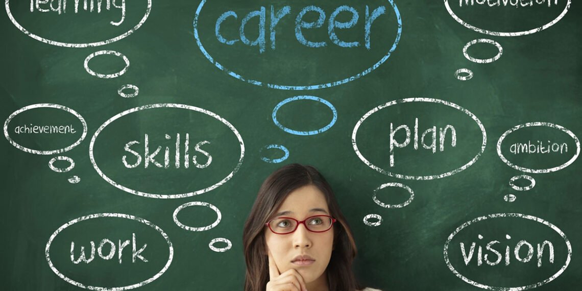 شخص يخطط لأهدافه على ورقة