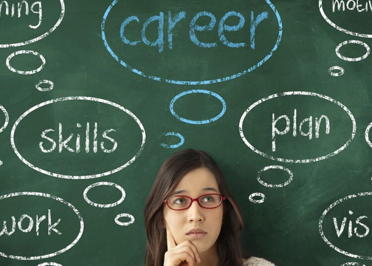 شخص يخطط لأهدافه على ورقة